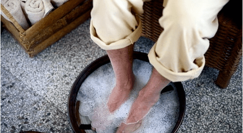 By adopting the foot of the bath